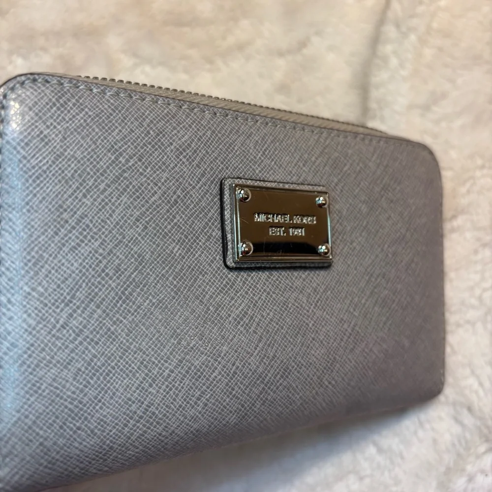 Michael Kors Wallet Pearl Gray Saffiano Leather Silver Hardware Wristlet Classic - Picture 3 of 14